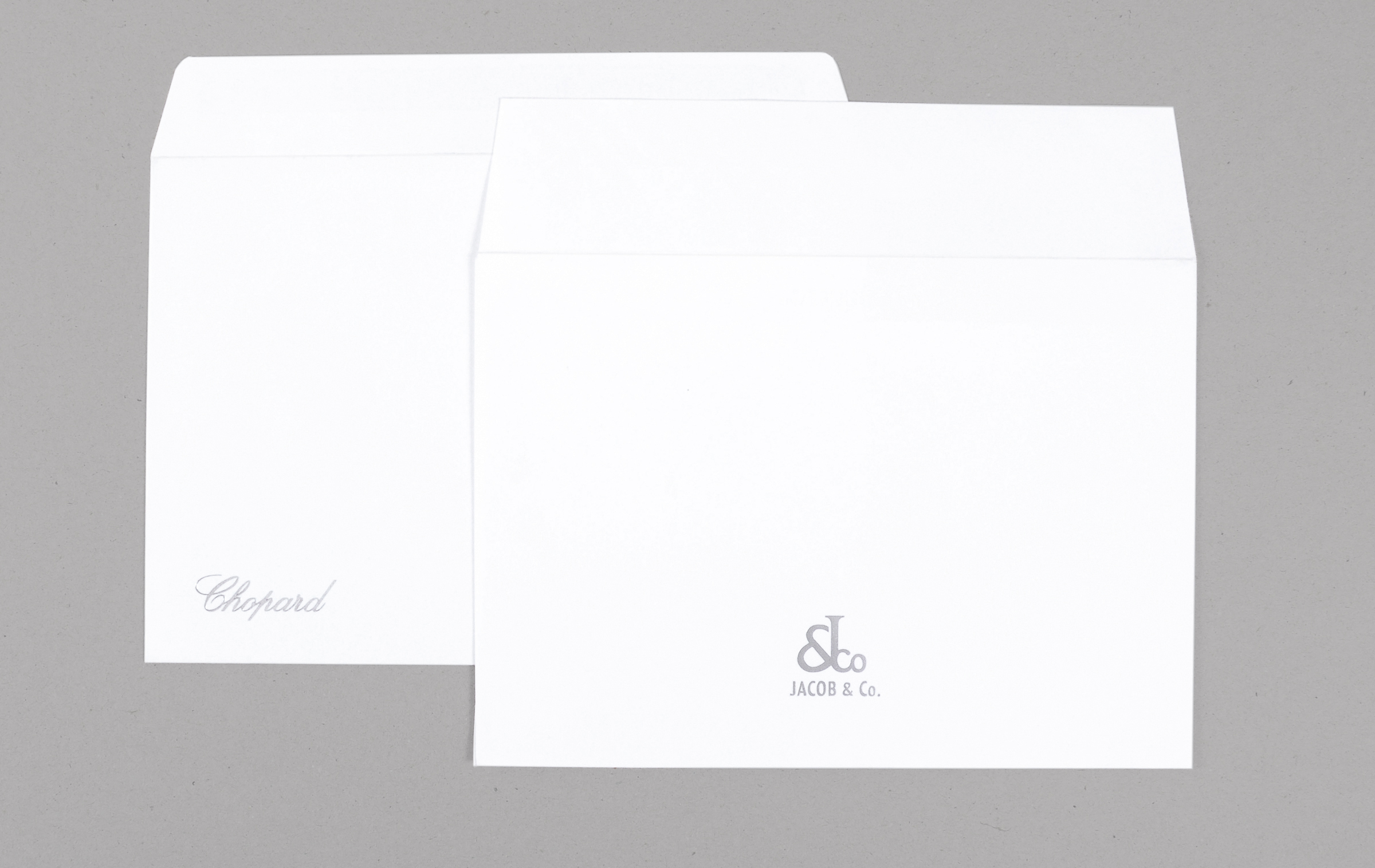 Стильное решение для изготовление фирменных конвертов премиум-класса - брендирование готовых конвертов из дизайнерских бумаг тиснением фольгой. Конверты серий Conqueror и Munchen, тиснение фольгой 
