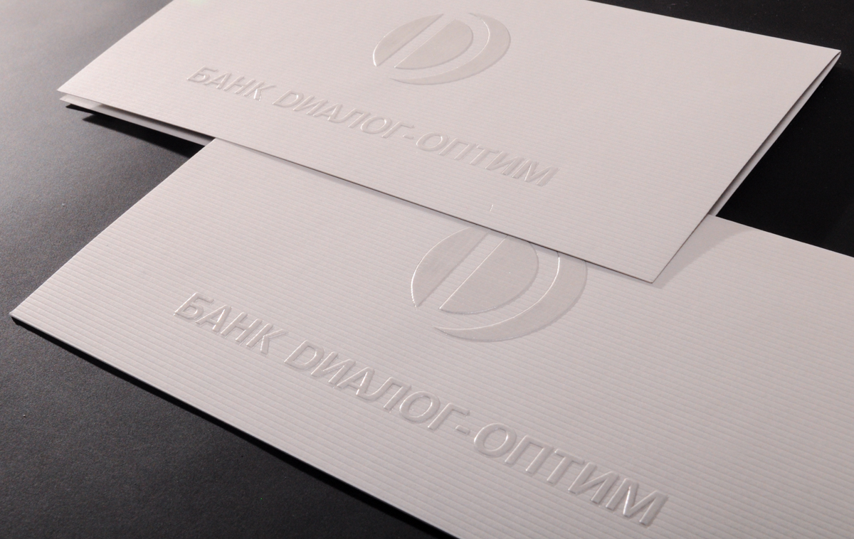 Корпоративная открытка банка формата евро изготовлена из дизайнерского картона 300 гр. Конгрев с горячим тиснением глянцевой прозрачной фольгой